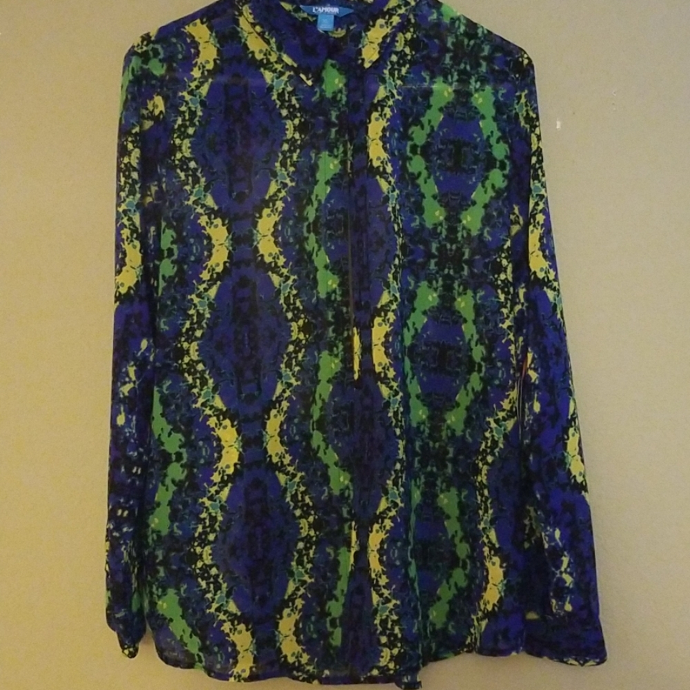 Beautiful XL cut out back blouse. - Picture 1 of 4